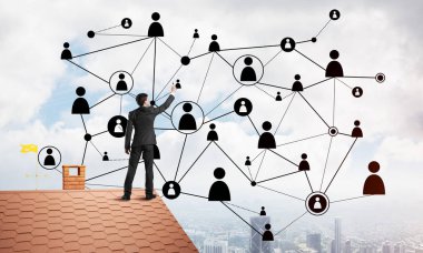 adam çatıda sırt ile ayakta 