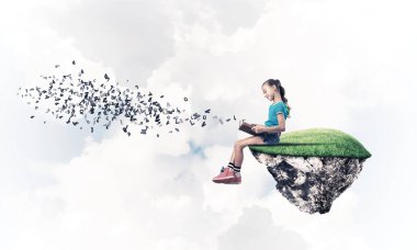 yüzen ada üzerinde kitap okuma kız 