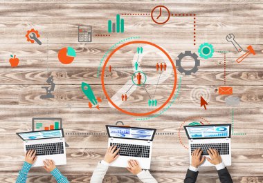 insanlar aygıtlarla birlikte çalışan eller 