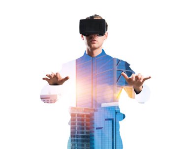 Sanal gerçeklik kulaklığı olan adam.