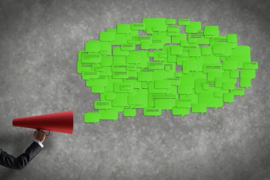 Holding kağıt trompet işkadını el 