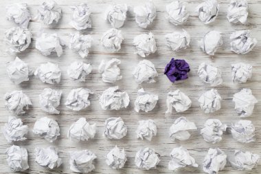 Buruşmuş kağıt toplar. 