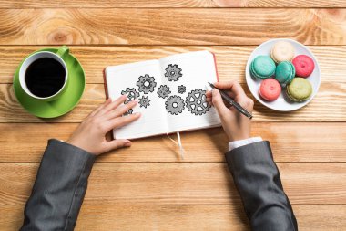 Not defteri vites düzeneği çizim eller 