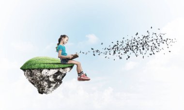 yüzen ada üzerinde kitap okuma kız 