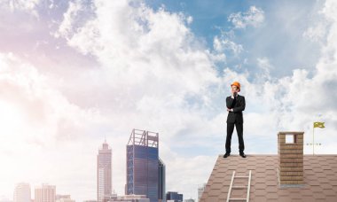 Çatıda duran mühendisi