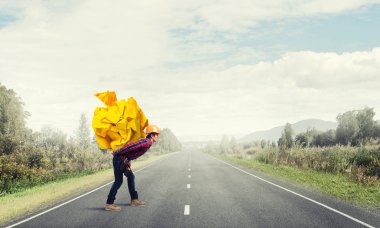 adam taşıma kağıt topu 