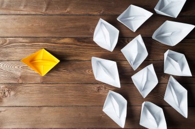 Beyaz ve renkli kağıt tekneler ahşap masa üzerinde