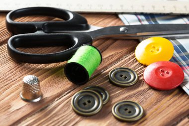 dikiş seti aksesuarları masada 