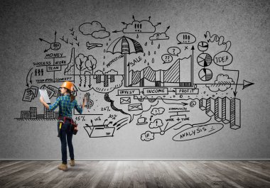 Kask içinde mühendis kadın arkadan görünüm 