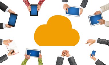 insanlar aygıtlarla birlikte çalışan eller 