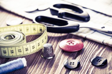 dikiş seti aksesuarları masada 