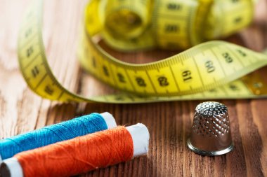 dikiş seti aksesuarları masada 