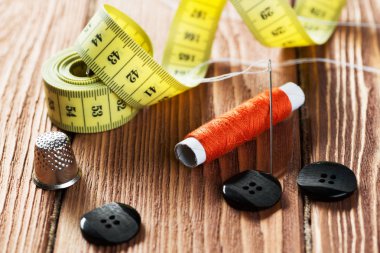 dikiş seti aksesuarları masada 