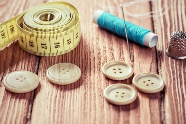 dikiş seti aksesuarları masada 