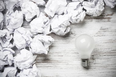 topları buruşuk kağıt ve ampul