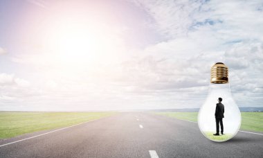 Ampulün içindeki iş adamı 