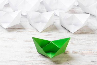 Beyaz ve renkli kağıt tekneler ahşap masa üzerinde