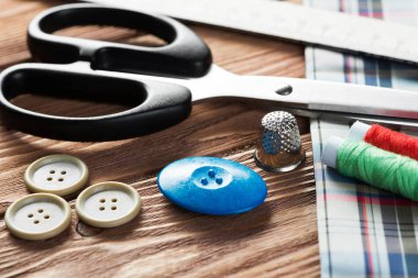 dikiş seti aksesuarları masada 