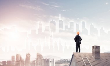 Çatıda duran mühendisi