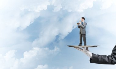 Garson tepsi adam sunulması 