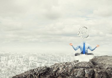 Euro simgesi ile işadamı meditasyon