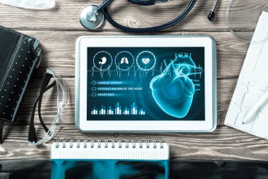 Beyaz tablet pc ve doktor araçları 