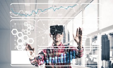 Adam giyen sanal kulaklık