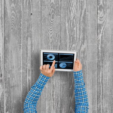 eller tablet diyagramlar ve grafikler ile kullanma