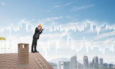 erkek takım elbise ve kask