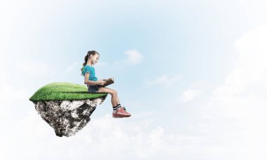 yüzen ada üzerinde oturan kız