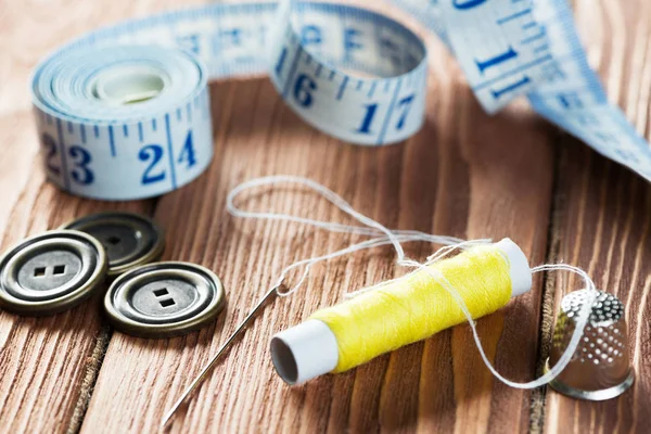 dikiş seti aksesuarları masada 