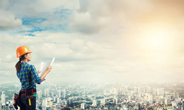 Ingeniera mujer con plano — Foto de Stock