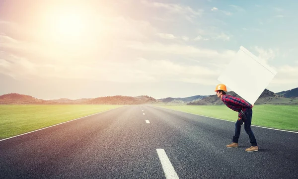 Uomo che porta sul retro grande scatola — Foto Stock