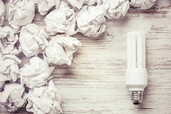 topları buruşuk kağıt ve ampul