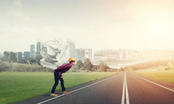 Uomo che trasporta palla di carta — Foto Stock