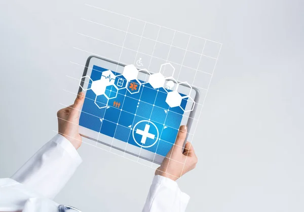 Tablet met scherm van de interface van de geneeskunde in handen — Stockfoto