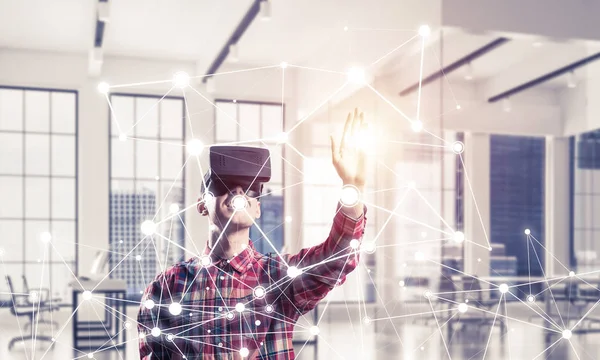 Man with virtual reality headset — Stock Photo, Image