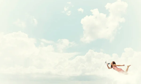 Mujer con megáfono volando — Foto de Stock