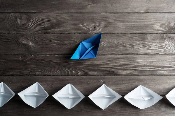 Beyaz ve renkli kağıt tekneler ahşap masa üzerinde