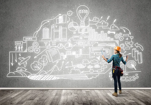 Kask içinde mühendis kadın arkadan görünüm 