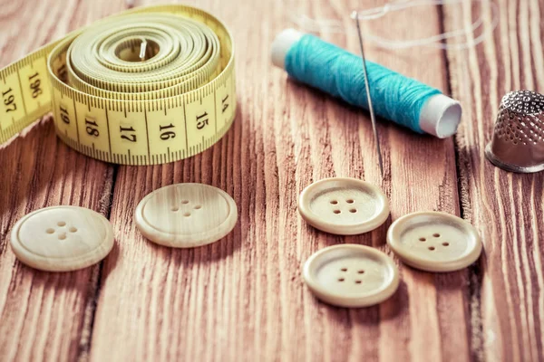 dikiş seti aksesuarları masada 