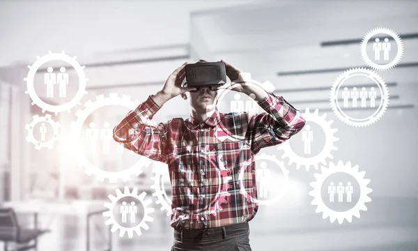 Homme avec casque de réalité virtuelle — Photo