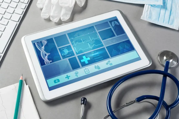 Tablet PC y herramientas médicas —  Fotos de Stock