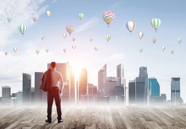 Arka ayakta işadamı