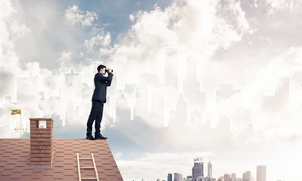Affärsman visning stadsbilden i kikare — Stockfoto