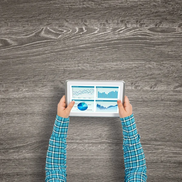 tablet pc ile diyagramları kullanarak eller 