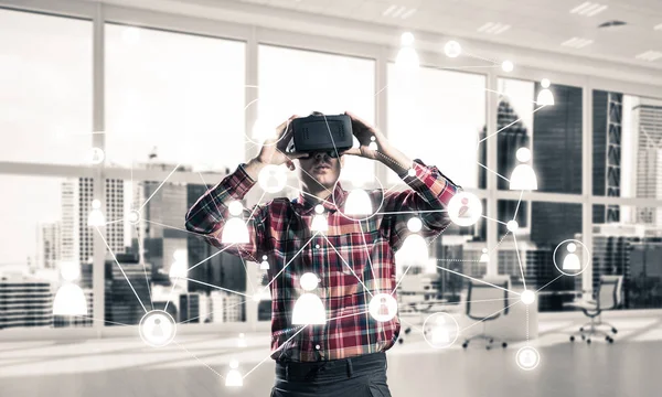 Sanal gerçeklik kulaklığı olan adam.