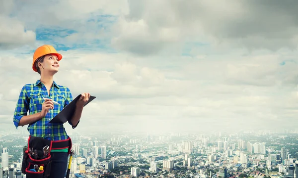 Ingeniera mujer con carpeta — Foto de Stock