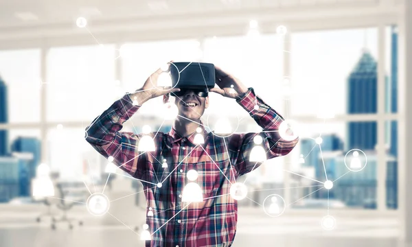 Man met virtual reality headset — Stockfoto