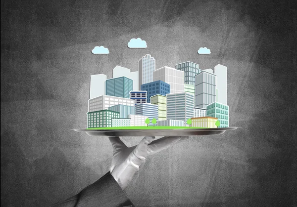 Şehir modeli ile tepsi tutan el 